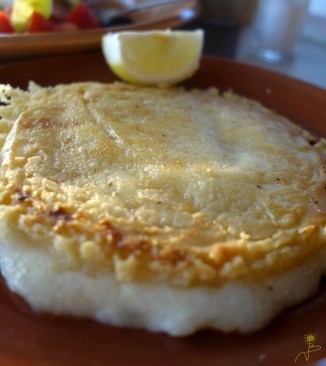 Lokalny specjał -Ladotiri saganaki--ser przechowywany w oliwie a następnie smażony 