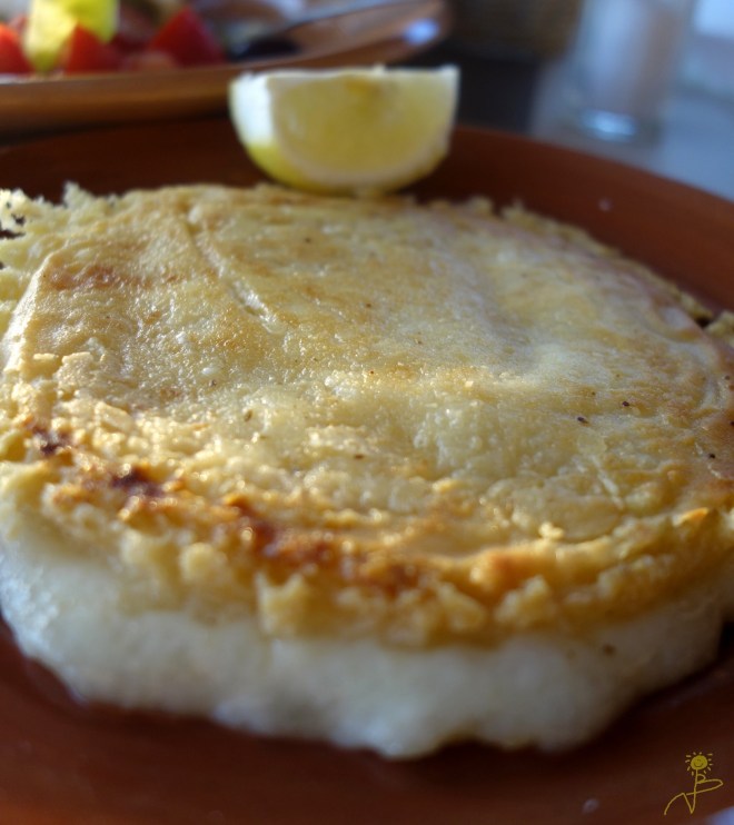 Lokalny specjał -Ladotiri saganaki--ser przechowywany w oliwie a następnie smażony 