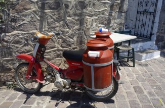 Najpopularniejszy środek transportu -motory i skutery , czasem dziwnie objuczone ;)