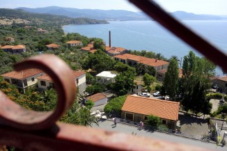 Widok na Molivos - domy tradycyjnie tylko z kamienia i obowiązkowo czerwoną dachówką