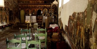 Fantastyczne wnętrze  kościoła Agios Nikolaos w Petrze