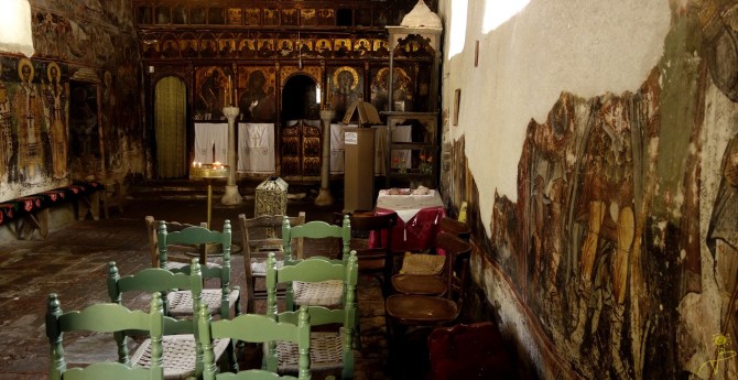 Fantastyczne wnętrze  kościoła Agios Nikolaos w Petrze