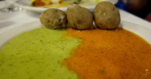Papas arrugadas - ziemniaczki w łupinach gotowane w soli, podawane z mojo rojo lub mojo verde -czerwonym lub zielonym sosoem