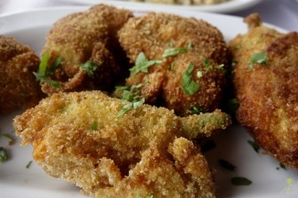 Niesamowite, niesamowite faszerowane serem kwiaty cukinii 