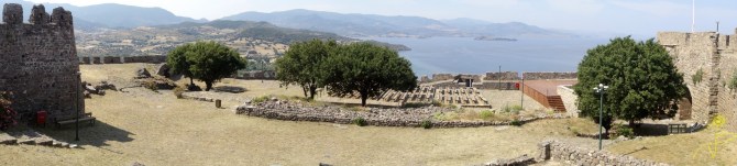 Naprawdę warto się tu wspiąć -widok z zamku w Molivos