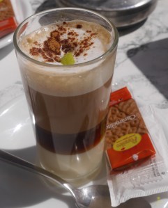 Warstwa słodkiego skondensowanego mleka, kawa, likier