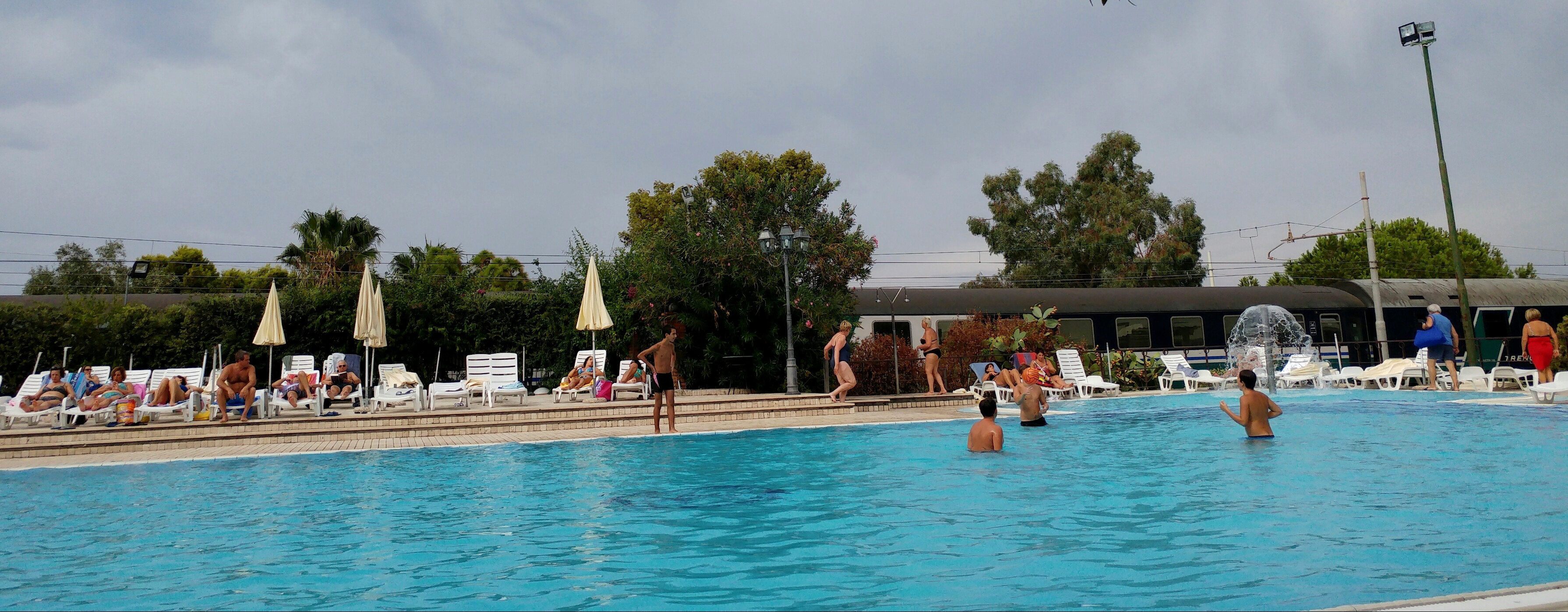 basen na peronie hotel santa lucia