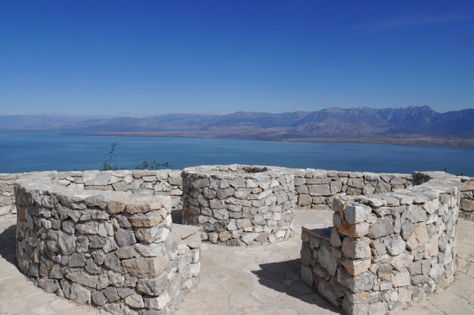 popatrzmy sobie stąd na jezioro