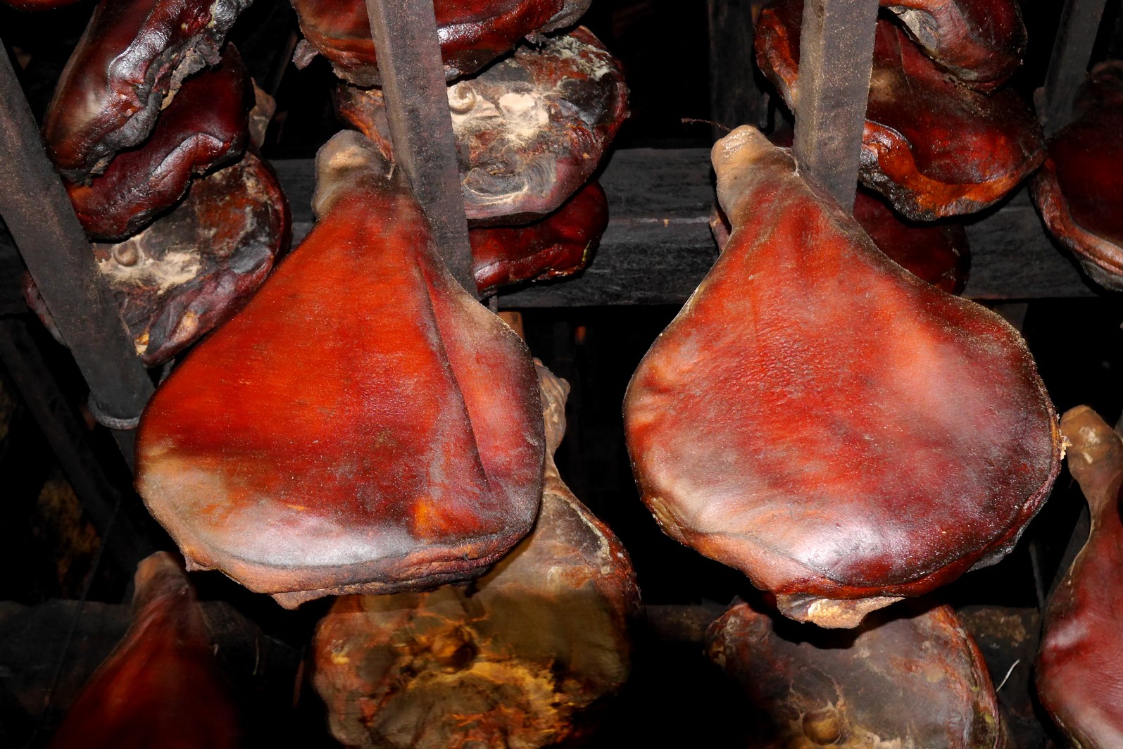 szynki się suszą w Njegusi