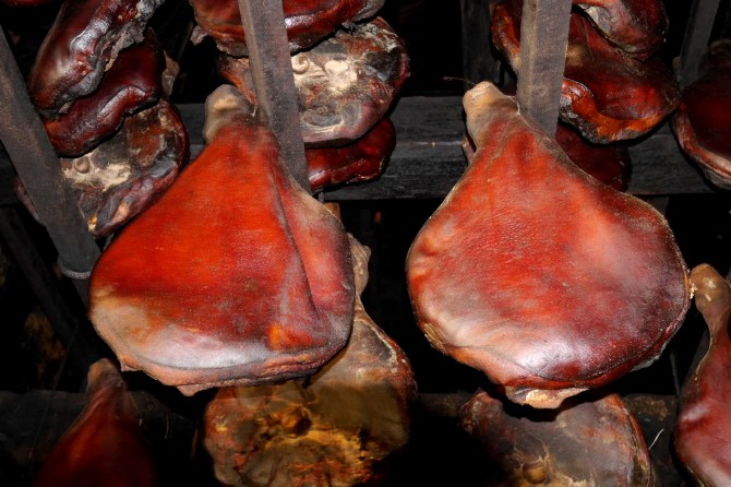 szynki się suszą w Njegusi