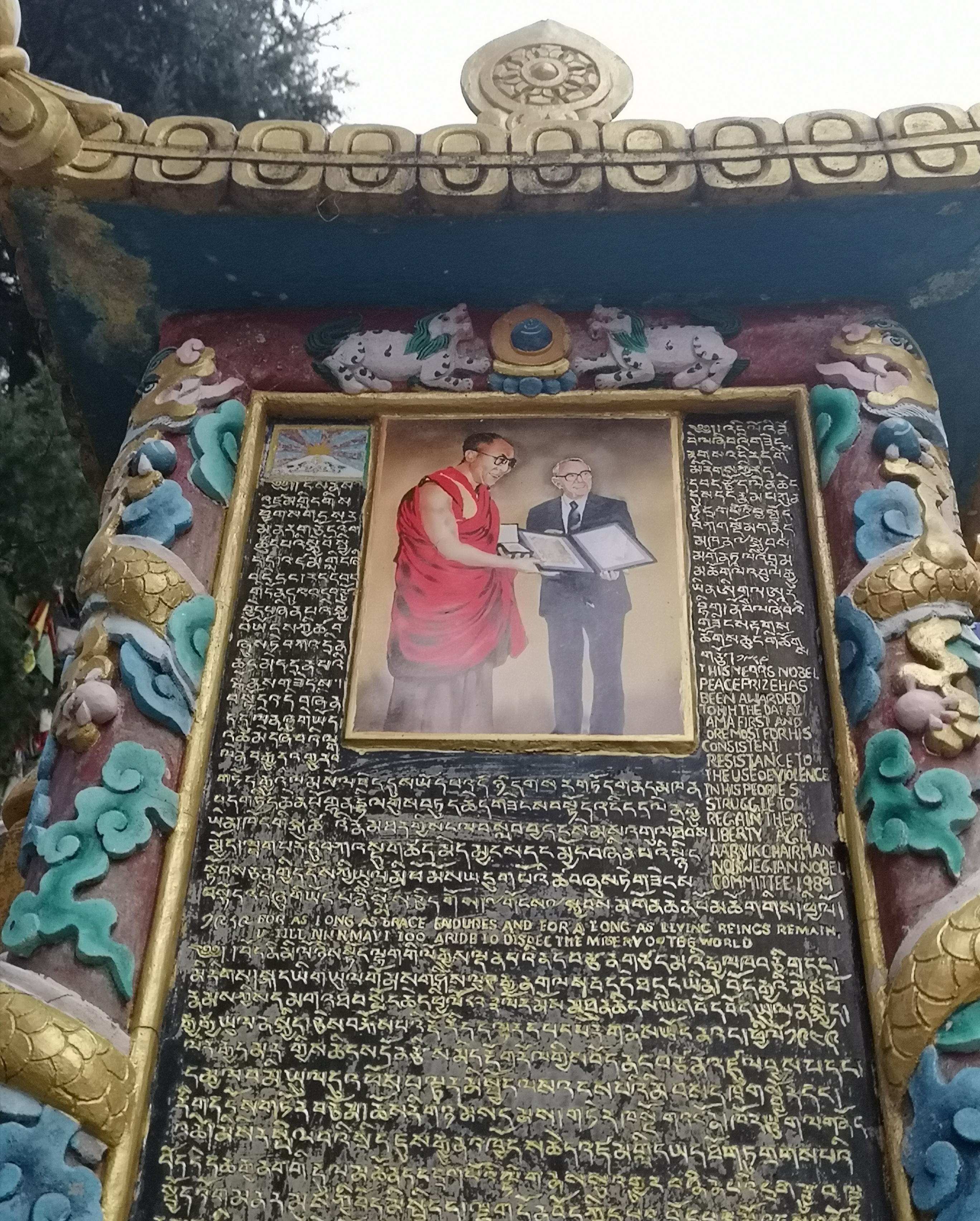 W lesie flag i młynków wokół Pałacu Dalajlamy